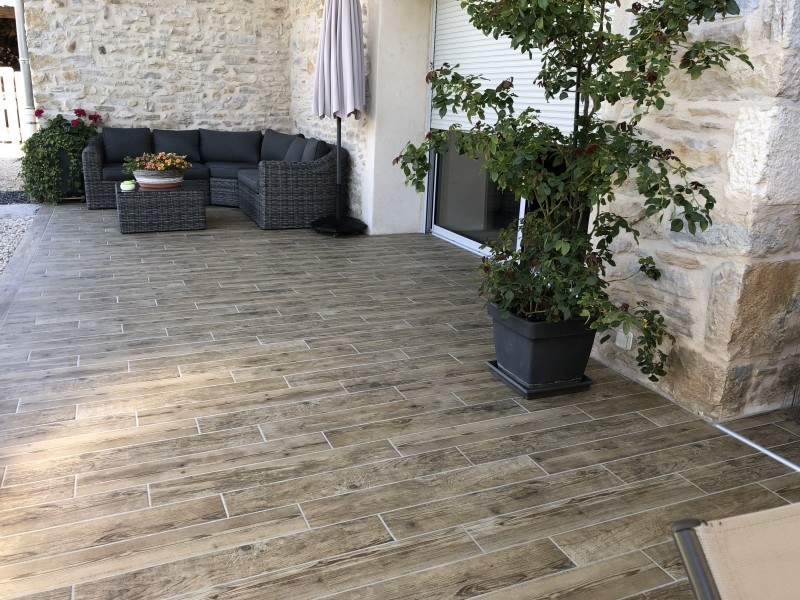 Terrasse exterieure avec salon de jardin